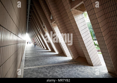 Blick auf einen überdachten Gehweg um das Hong Kong Cultural Centre, an der südlichen Spitze der Halbinsel Kowloon entfernt. Stockfoto