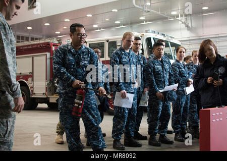 170525-N-EC644-021 MISAWA, Japan (25. Mai 2017) Feuerwehrleute aus der 35. Kämpfer-Flügel Segler zeigen, wie man richtig mit einen Feuerlöscher auf der 23. jährlichen Naval Air Facility Misawa Sicherheit Messe. Die Messe soll Segler zur Vermeidung von Sachschäden und Personenschäden zu erziehen und dient als Misawas offizielle Kick-off zum 101 kritische Days of Summer Programm. (Foto: U.S. Navy Senior Chief Masse Kommunikation Spezialist Ryan C. Delcore/freigegeben) Stockfoto