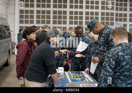 170525-N-EC644-022 MISAWA, Japan (25. Mai 2017) Robert Hultz, Naval Air Facility (NAF) Misawa Liberty Programme Director, erläutert Sicherheitstipps für Erholung im Freien mit Seglern auf der 23. jährlichen NAF Misawa Sicherheit Messe. Die Messe soll Segler zur Vermeidung von Sachschäden und Personenschäden zu erziehen und dient als Misawas offizielle Kick-off zum 101 kritische Days of Summer Programm. (Foto: U.S. Navy Senior Chief Masse Kommunikation Spezialist Ryan C. Delcore/freigegeben) Stockfoto