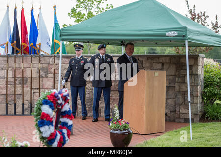 Vermont Governor Phil Scott Adressen Gold Star Familien und Soldaten und Piloten der Vermont Nationalgarde, während einer Zeremonie am Memorial Day Camp Johnson, Colchester, Vt, 25. Mai 2017. Diese Zeremonie gab Soldaten, Flieger und Familie Mitglieder eine Gelegenheit, diejenigen, die das ultimative Opfer im Dienst für ihr Land bezahlt haben, zu ehren. (U.S. Air National Guard Foto von Tech. Sgt. Sarah Mattison) Stockfoto