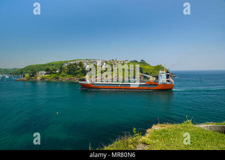 108 Meter lange Frachter "Lady Christina' macht es seinen Weg durch das tiefe Wasser Mündung in Fowey in Cornwall. Stockfoto