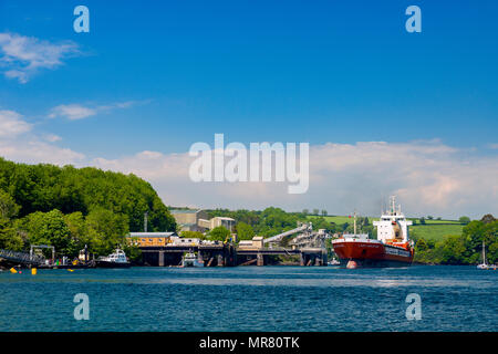 108 Meter lange Frachter "Lady Christina' macht es seinen Weg durch das tiefe Wasser Mündung in Fowey in Cornwall. Stockfoto