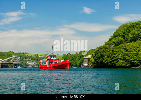 Deep Sea Dive Schiff 'Loyal Watcher' ist ein echter Hingucker, wie es Köpfe durch den Hafen in Fowey, St Austell. Stockfoto