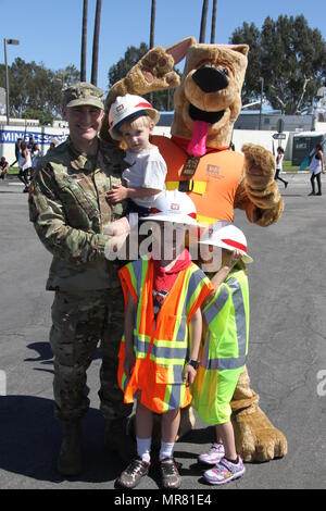 US Armee-Korps der Ingenieure Los Angeles Bezirks stellvertretender Kommandeur, Generalmajor Scotty Autin und seine Familie einen Moment Zeit nehmen und "Bobber Sicherheit Wasserhund" beitreten, wie sie in der Stadt Torrance 58. jährlichen Armed Forces Day Parade hier 20 Mai teilgenommen.    "Bobber" ist das U.S. Army Corps of Engineers-Sicherheit-Maskottchen. USACE verwendet "Bobber" um zu erziehen Kinder auf Sicherheit Wasserführung aus der nationalen Wasser Sicherheitsprogramm. Stockfoto