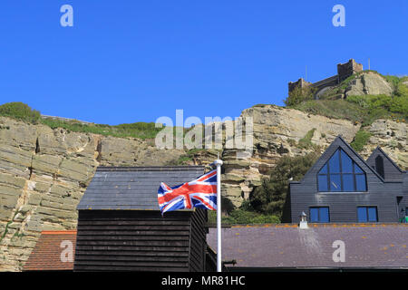 Der Union Jack Flagge weht im Wind unter der East Cliff. Stockfoto