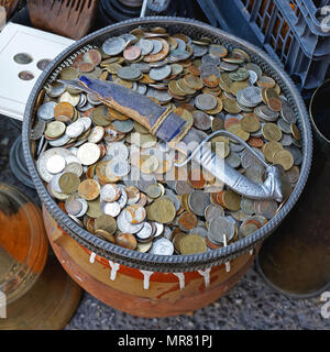 Paar alten Münzen in Fach auf Flohmarkt Stockfoto