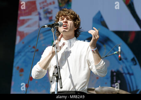 Luke Pritchard, Sänger von The Kooks, live aufzutreten. The Kooks live, Luke Pritchard onstage, The Kooks in Concert. Stockfoto