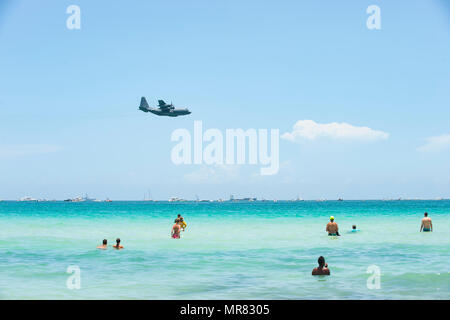 Flugpersonal in eine HC-130P/N Bekämpfung König aus dem 129. Rettung Flügel aus Moffett Federal Airfield, Calif., Überführung des Wassers während der nationalen Gruß an Amerikas Helden Luft und Meer zeigen, 27. Mai 2017, Miami Beach, Florida oben tier US militärische Mittel in Miami montiert, Luftüberlegenheit zu präsentieren, während diejenigen, die das ultimative Opfer am Memorial Day Wochenende gemacht haben zu Ehren. 129. RQW teamed oben mit zwei HH - 60G Pave Hawk und vier a-10 Thunderbolt II-Flugzeuge aus der 920th Rettung und 442d Kämpfer-Flügel bzw. Combat Search and Rescue Fähigkeiten demonstrieren. (U Stockfoto