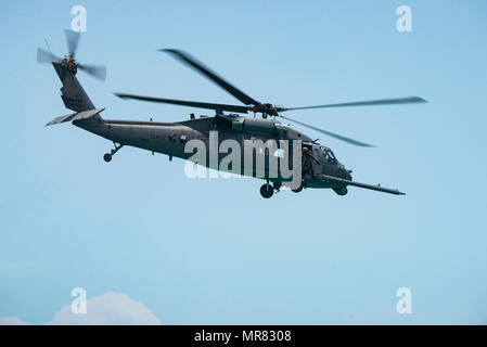 Besatzungen aus dem 920th Flügel der Rettung aus Patrick Air Force Base, Florida, fliegen einen HH - 60 G Pave Hawk-Hubschrauber während der nationalen Salute Amerikas Helden Luft und Meer zeigen, 27. Mai 2017, in Miami Beach, Florida Spitzengruppe US militärische Mittel in Miami montiert, Luftüberlegenheit zu präsentieren, während diejenigen, die das ultimative Opfer am Memorial Day Wochenende gemacht haben zu Ehren. 920th Rescue Wing, der Air Force Reserve nur Rettung Flügel, titelte die Airshow Combat Search and Rescue-Funktionen, durch die Zusammenarbeit mit einer HC-130P/N gegen König und vier a-10 Thunderbolt II Flugzeuge zeigen. (U Stockfoto