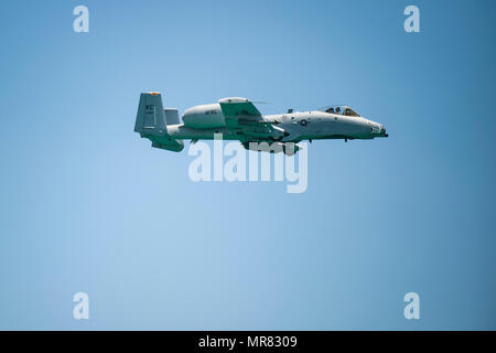 Eine Pilot an Bord eines a-10 Thunderbolt II von 442d Kämpfer-Flügel aus Whiteman, Mo., fliegen über das Wasser während der nationalen Salute Amerikas Helden Luft und Meer zeigen, 27. Mai 2017, in Miami Beach, Florida Top tier US militärische Mittel in Miami montiert, Luftüberlegenheit zu präsentieren, während diejenigen, die das ultimative Opfer am Memorial Day Wochenende gemacht haben zu Ehren. 442d FW teamed oben mit zwei HH - 60G Pave Hawk und eine HC-130P/N gegen König aus der 920th Rettung und 129. Rettung Flügel bzw. Combat Search and Rescue Fähigkeiten demonstrieren. (US Air Force ph Stockfoto