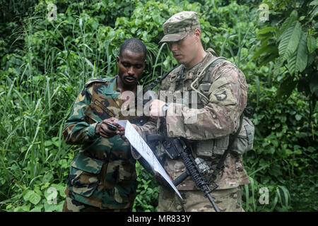 Ghana Armee Sgt. Kofi Francis Donkor Bewertungen seiner Position auf einer Karte mit US Army 2nd Lt. Hugh Smith, 1. Bataillon, 506. Infanterieregiment, 1st Brigade Combat Team, 101. US-Luftlandedivision während United Accord 2017 bei Jungle Warfare School auf Militärbasis Achiase, Akim Oda, Ghana, 26. Mai 2017 zugewiesen. Jungle Warfare School ist eine Reihe von situative Übungen entwickelt, um Teilnehmer zur Niederschlagung von Aufständen und interne Sicherheitsmaßnahmen zu trainieren. (Foto: U.S. Army Sergeant Brian Chaney) Stockfoto