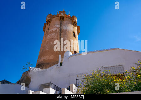 Paterna Turm in Valencia und Schornsteine der unterirdischen Höhle Häuser Stockfoto