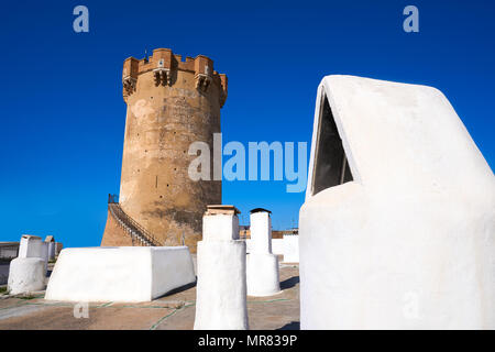 Paterna Turm in Valencia und Schornsteine der unterirdischen Höhle Häuser Stockfoto