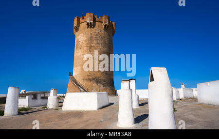 Paterna Turm in Valencia und Schornsteine der unterirdischen Höhle Häuser Stockfoto