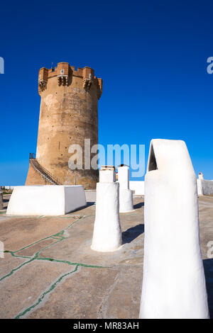 Paterna Turm in Valencia und Schornsteine der unterirdischen Höhle Häuser Stockfoto