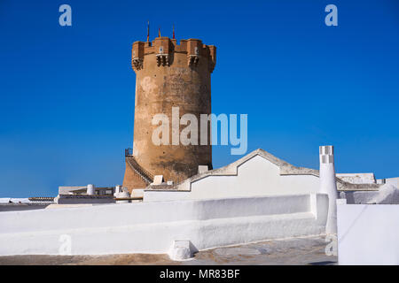 Paterna Turm in Valencia und Schornsteine der unterirdischen Höhle Häuser Stockfoto