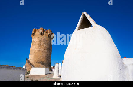 Paterna Turm in Valencia und Schornsteine der unterirdischen Höhle Häuser Stockfoto