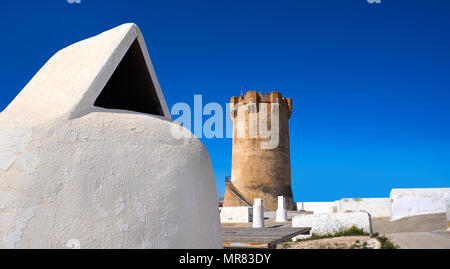 Paterna Turm in Valencia und Schornsteine der unterirdischen Höhle Häuser Stockfoto