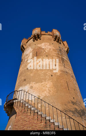 Paterna Turm in Valencia und Schornsteine der unterirdischen Höhle Häuser Stockfoto