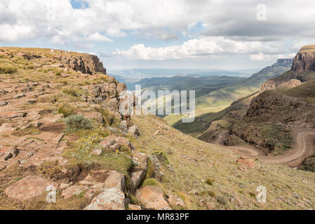 SANI TOP, LESOTHO - MÄRZ 24, 2018: Unbekannter Touristen am Rande der Drakensberge im Sani Mountain Lodge. Ein Fahrzeug ist sichtbar, o Stockfoto