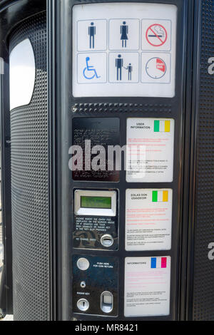 Anleitung in mehreren Sprachen und Braille in Betrieb und für die Nutzung einer öffentlichen Toilette oder öffentliche Bequemlichkeit zahlen. Stockfoto