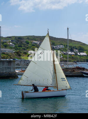 Klinker gebaut Holz- Jolle oder Yacht in Baltimore Harbor gesegelt werden, Irland durch ein Paar den Sommer genießen Wetter. Stockfoto