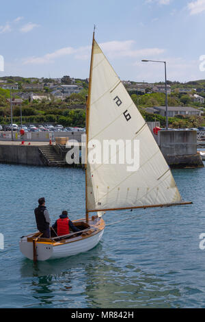 Klinker gebaut Holz- Jolle oder Yacht in Baltimore Harbor gesegelt werden, Irland durch ein Paar den Sommer genießen Wetter. Stockfoto