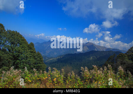 Blick auf die Berge - fotografiert von Jalori Pass (Himachal Pradesh, Indien) Stockfoto