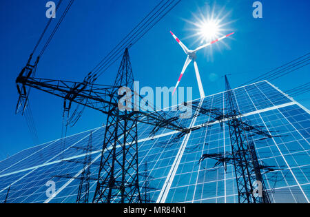 Verfassen von Windkraftanlagen, Solaranlagen und high voltage Pylon mit Power line Stockfoto