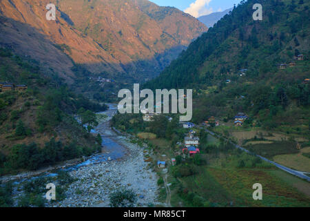 Ein malerisches Dorf in Tirthan Tal (Himachal Pradesh, Indien) Stockfoto