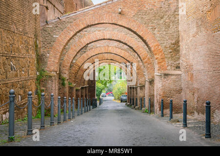 Die Clivus Scauri (Clivo di Scauro), alte römische Straße auf dem Celio Hügel in Rom, Italien. Stockfoto