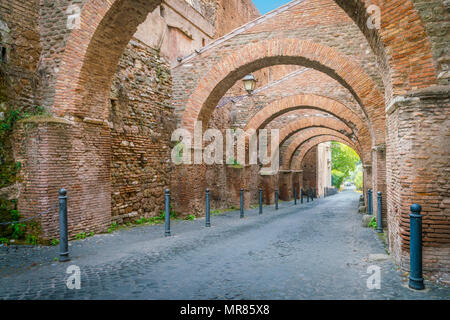 Die Clivus Scauri (Clivo di Scauro), alte römische Straße auf dem Celio Hügel in Rom, Italien. Stockfoto