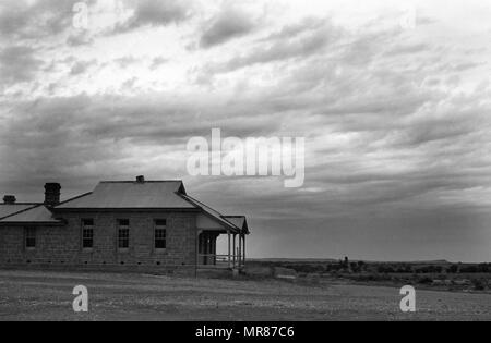 Die historische Old Courthouse an Milparinka, Far West NSW, Australien: Schwarz und Weiss Stockfoto