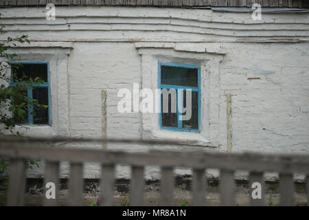 Die Wand eines alten Hauses mit schlaffer Windows Stockfoto