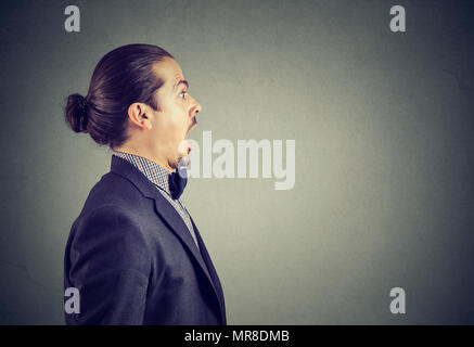 Seite Profil eines schockiert Benommener junge Geschäftsmann Stockfoto