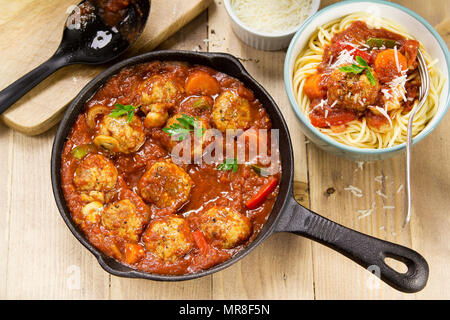 Fleischbällchen in Tomatensauce mit spaghetti Stockfoto