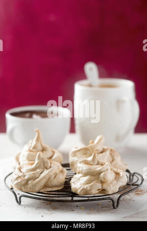 Kaffee-Baiser mit Schokoladensauce Stockfoto