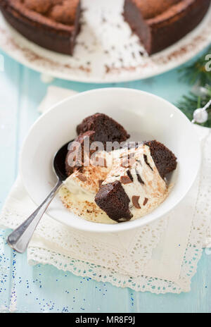 Schokolade bundt Cake mit Sahne Stockfoto