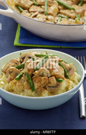 Cremige Schwein curry mit grünen Bohnen und Champignons Stockfoto