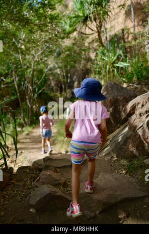 Junge Mädchen zu Fuß entlang Cudtheringa Track, Castle Hill, QLD 4810, Australien Stockfoto