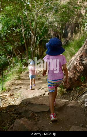 Junge Mädchen zu Fuß entlang Cudtheringa Track, Castle Hill, QLD 4810, Australien Stockfoto