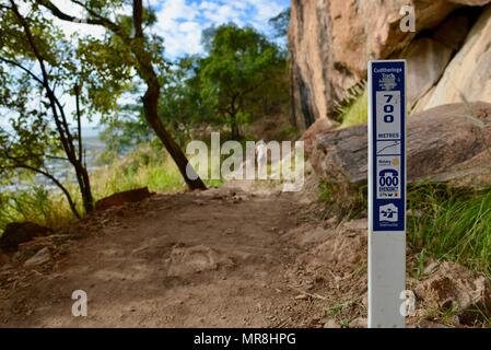 Cudtheringa track Meilenstein Abstand ging Zeichen Schilder, Castle Hill, QLD 4810, Australien Stockfoto