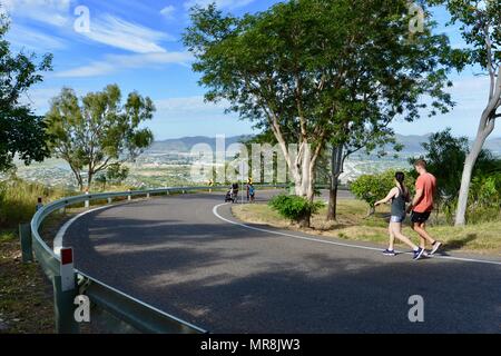 Fußgänger zu Fuß die Straße hoch oben auf dem Burgberg, Castle Hill, QLD 4810, Australien Stockfoto