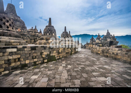 Perforierte Stupas, die Buddha Statuen auf der kreisförmigen Dachterrassen des 9. Jahrhunderts Borobudur buddhistischen Tempel, Zentraljava, Indonesien Stockfoto