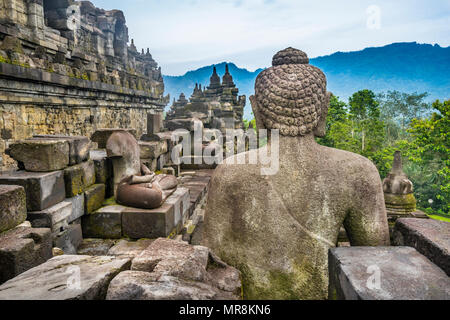 Mit Blick auf einen ruhigen Buddha Statuen, Balustraden und bas-relief Panels im 9. Jahrhundert Borobudur buddhistischen Tempel enthauptet, Central Java, Indone Stockfoto