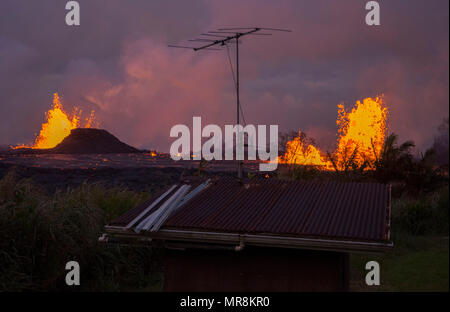 Eine geschmolzene Lava Fontäne spuckt flüssiges Magma hunderte Meter in die Luft an der Leilani Estates Wohngebiet vom Ausbruch des Kilauea Vulkans am 23. Mai 2018 in Pahoa, Hawaii. Stockfoto