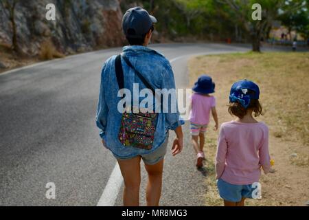 Mutter und Töchter gemeinsam Wandern, Castle Hill, QLD 4810, Australien Stockfoto