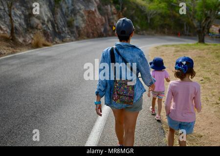 Mutter und Töchter gemeinsam Wandern, Castle Hill, QLD 4810, Australien Stockfoto