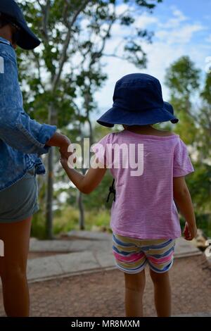 Mutter und Töchter gemeinsam Wandern, Castle Hill, QLD 4810, Australien Stockfoto