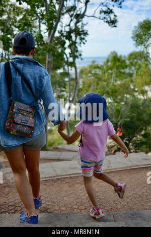 Mutter und Töchter gemeinsam Wandern, Castle Hill, QLD 4810, Australien Stockfoto